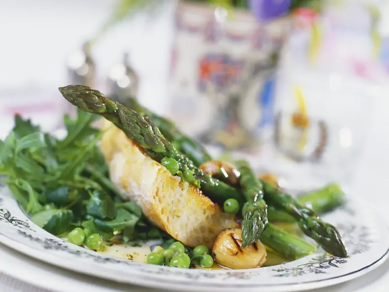 Rucola und Spargel mit Ciabattabrot