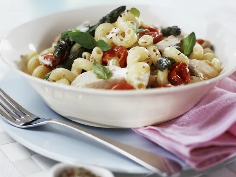 Pasta mit grünem Spargel, Tomaten und Hähnchen
