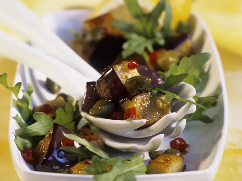 Auberginen-Rucola-Salat mit Kapern
