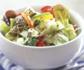 Salat mit Feta, Oliven und Paprika