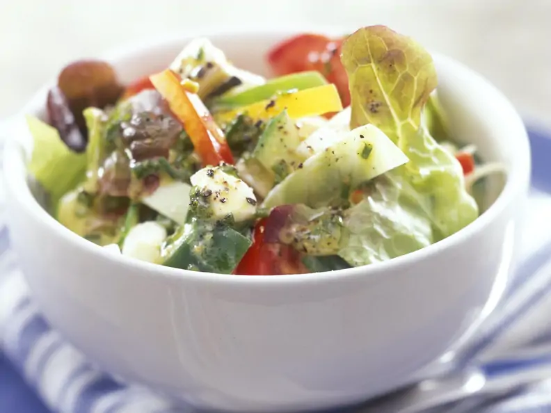 Salat mit Feta, Oliven und Paprika