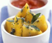 Polentaecken mit Salbeibutter und Tomatensugo