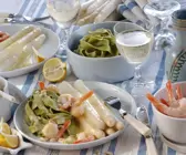 Weißer Spargel mit Shrimps und grünen Nudeln