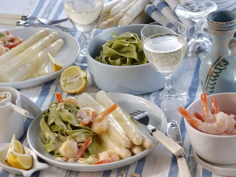 Weißer Spargel mit Shrimps und grünen Nudeln