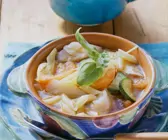 Gemüsesuppe mit Nudeln und Kabeljaufilet