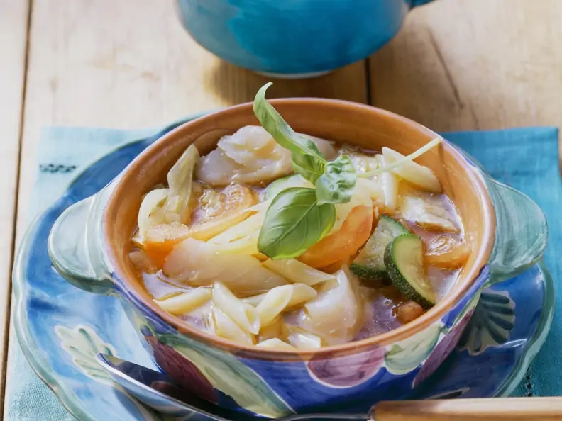 Gemüsesuppe mit Nudeln und Kabeljaufilet
