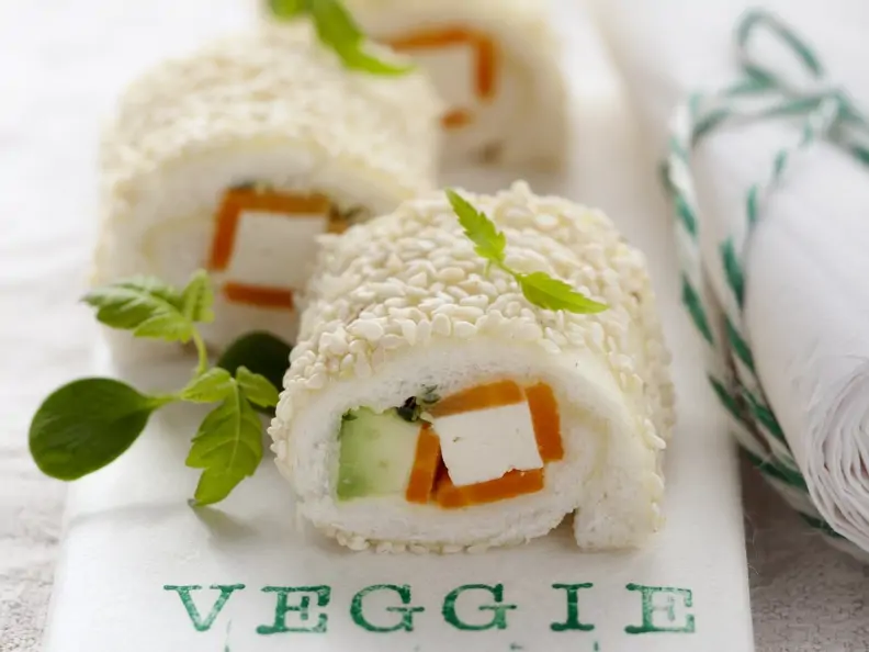 Vegetarische Sushi-Rolle aus Tramezzini