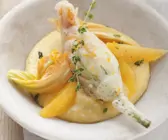 Frittierte Zucchiniblüten auf Polenta mit Orange