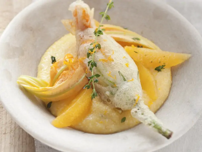 Frittierte Zucchiniblüten auf Polenta mit Orange