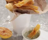 Sellerie und Pommes frites mit Kräutermayonnaise