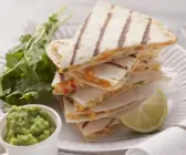 Käse-Tortillas mit Erbsencreme