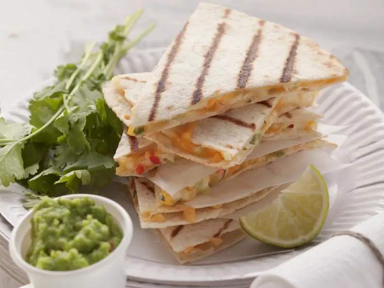 Käse-Tortillas mit Erbsencreme