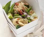Asia-Nudeln mit Pak Choy, Chiliringen und Erdnüssen