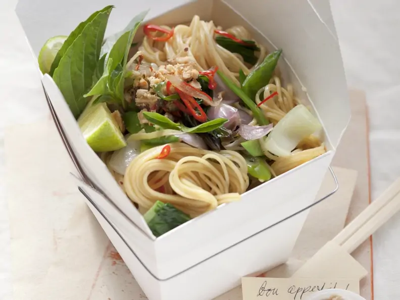 Asia-Nudeln mit Pak Choy, Chiliringen und Erdnüssen