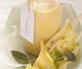 Veganes Mango-Lassi mit Ananas-Spieß