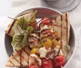 Tomaten-Halloumi-Spieß mit Hummus-Dip