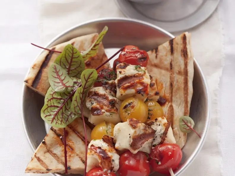 Tomaten-Halloumi-Spieß mit Hummus-Dip