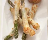 Grüner Spargel in Reispapier und scharfer Erdnuss-Gurken-Dip