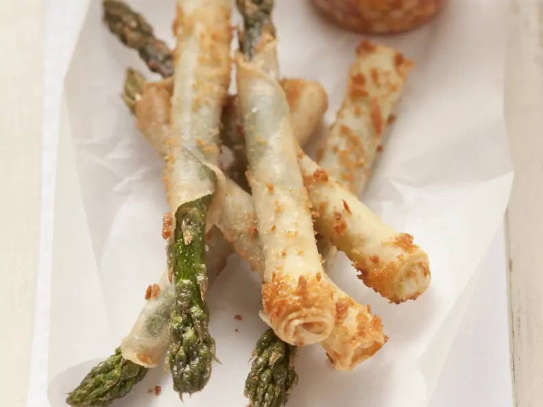 Grüner Spargel in Reispapier und scharfer Erdnuss-Gurken-Dip
