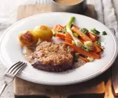 Braten mit Senfkruste, Gemüse und Bratkartoffeln