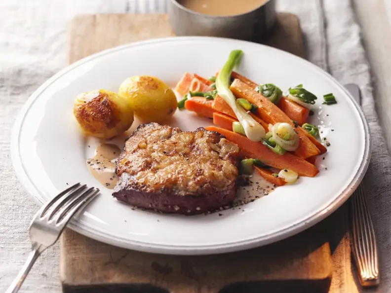 Braten mit Senfkruste, Gemüse und Bratkartoffeln