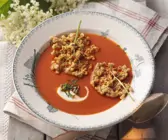 Tomatensuppe mit Apfel und Holunderblütenküchlein
