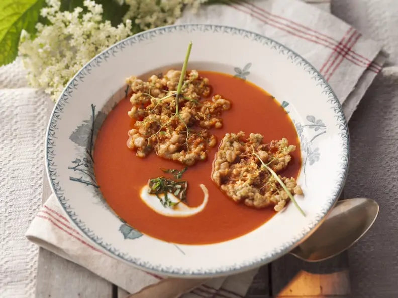 Tomatensuppe mit Apfel und Holunderblütenküchlein