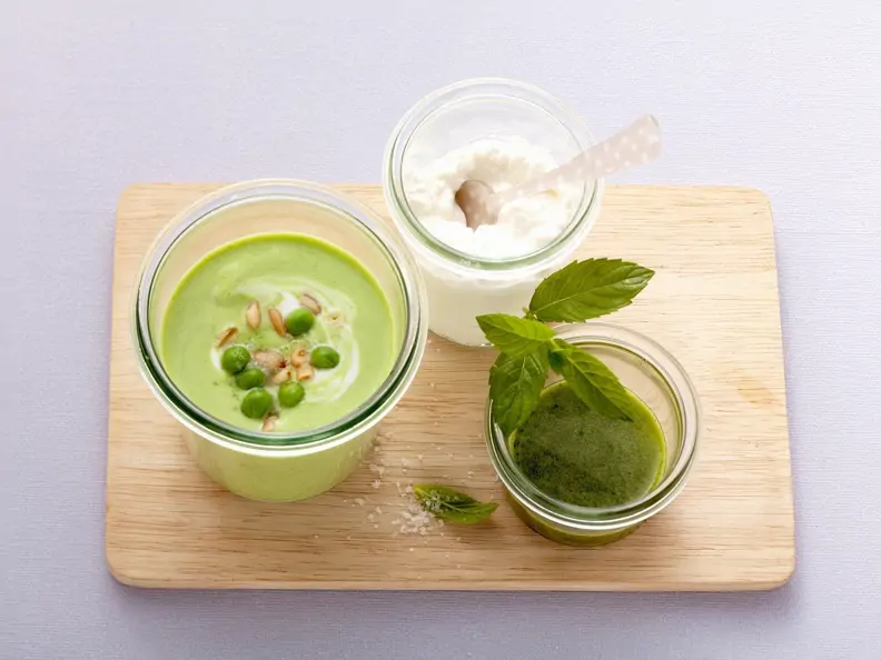 Erbsenkaltschale mit Hüttenkäse und Minzöl