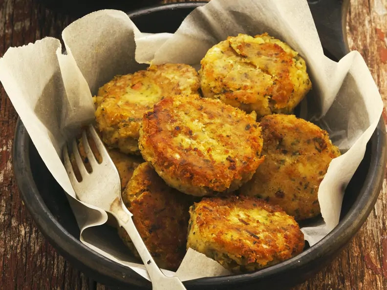 Kartoffelküchlein mit Salat