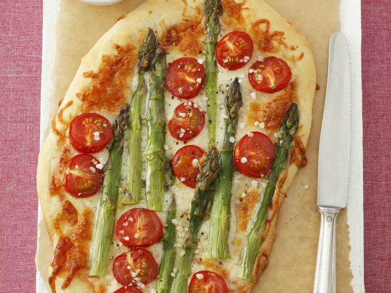 Pizza mit grünem Spargel und Cherrytomaten