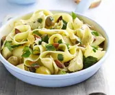 Bandnudeln mit Hühnchen und Oliven