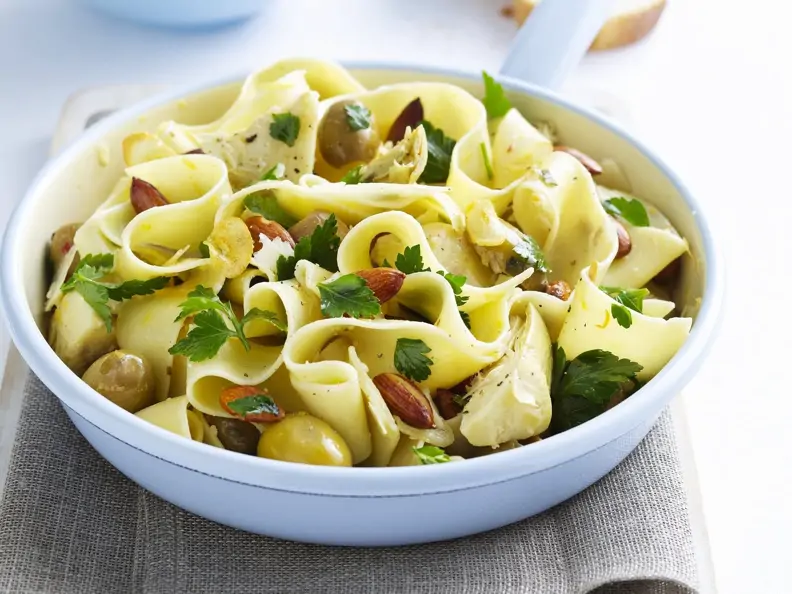 Bandnudeln mit Hühnchen und Oliven