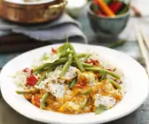 Rotes Hähnchencurry auf Thai-Art mit Bohnen und Reis