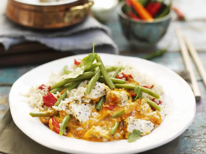 Rotes Hähnchencurry auf Thai-Art mit Bohnen und Reis