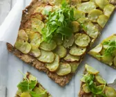 Knusprige Kartoffelpizza mit Rucola