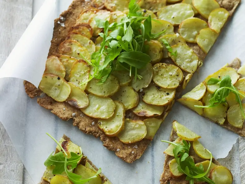 Knusprige Kartoffelpizza mit Rucola