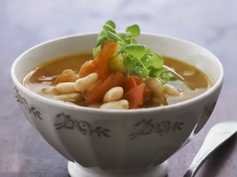 Bohnen-Tomaten-Suppe mit Gemüse