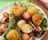 Roquefort-Kroketten mit Blattsalat