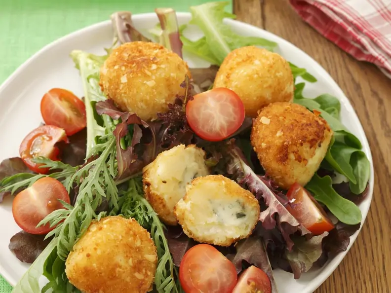 Roquefort-Kroketten mit Blattsalat