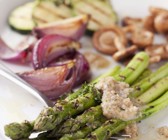 Grüner Spargel mit Walnuss-Vinaigrette