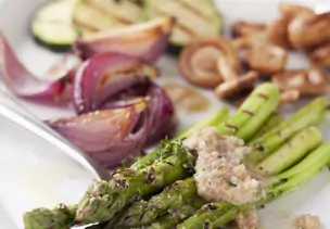 Grüner Spargel mit Walnuss-Vinaigrette