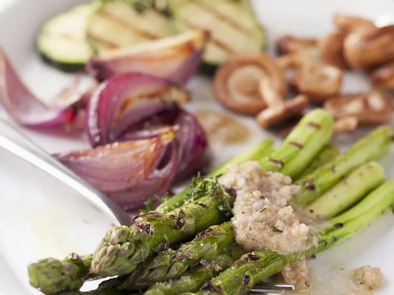 Grüner Spargel mit Walnuss-Vinaigrette