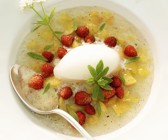 Pfirsichsuppe mit Sekt und wilden Erdbeeren