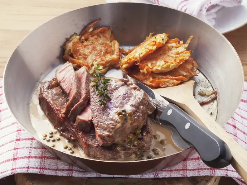 Rumpsteak in Pfeffersoße dazu Rösti mit Gemüse