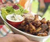 Gegrillte Chicken Wings mit grünem Salat