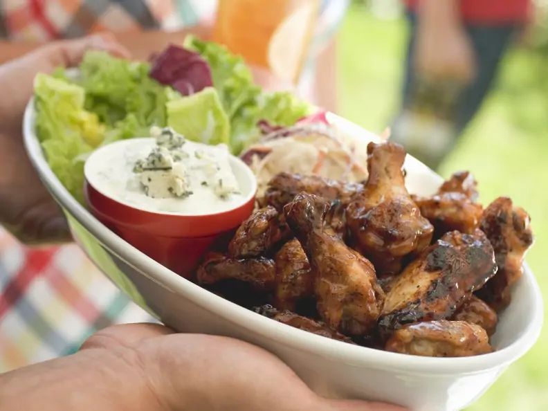 Gegrillte Chicken Wings mit grünem Salat
