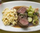 Rehfilet und Rosenkohl mit Speck