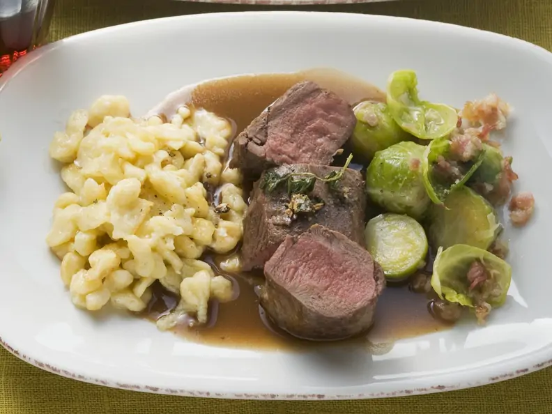 Rehfilet und Rosenkohl mit Speck