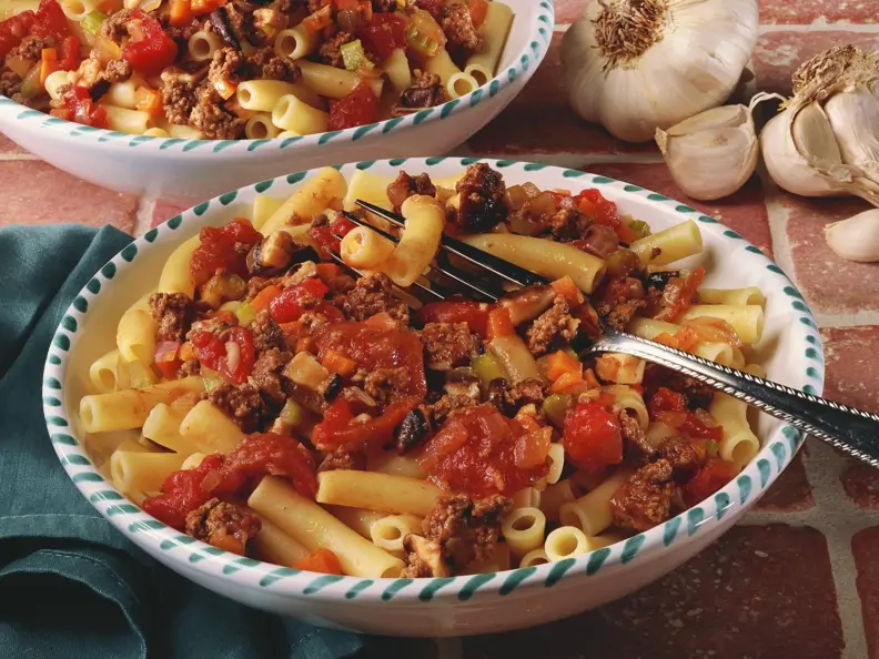 Nudeln mit Tomaten-Rinderhack-Soße