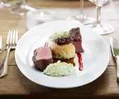 Rehrücken mit Trockenobst-Nusshaube und Feigenbuchteln